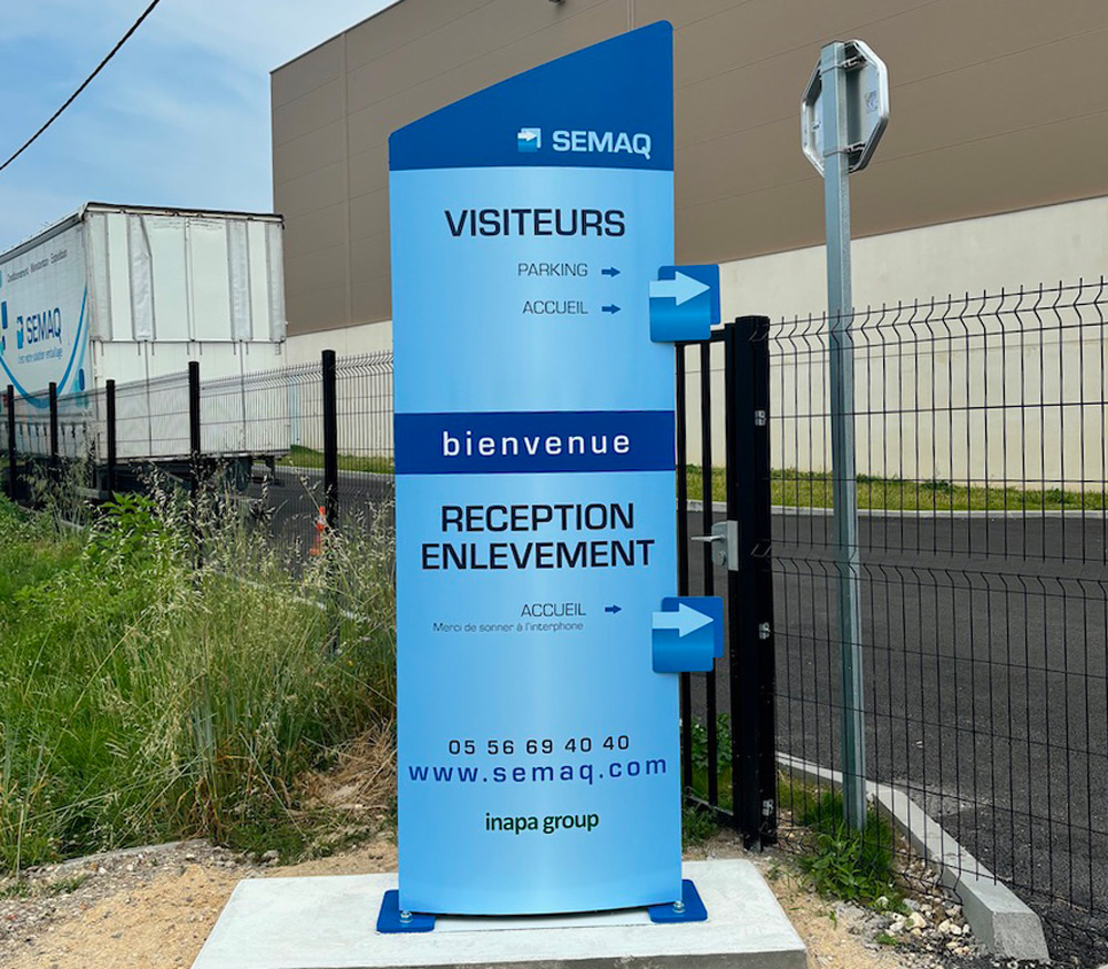 Totem non lumineux entrée bâtiment industriel - Nord de Bordeaux